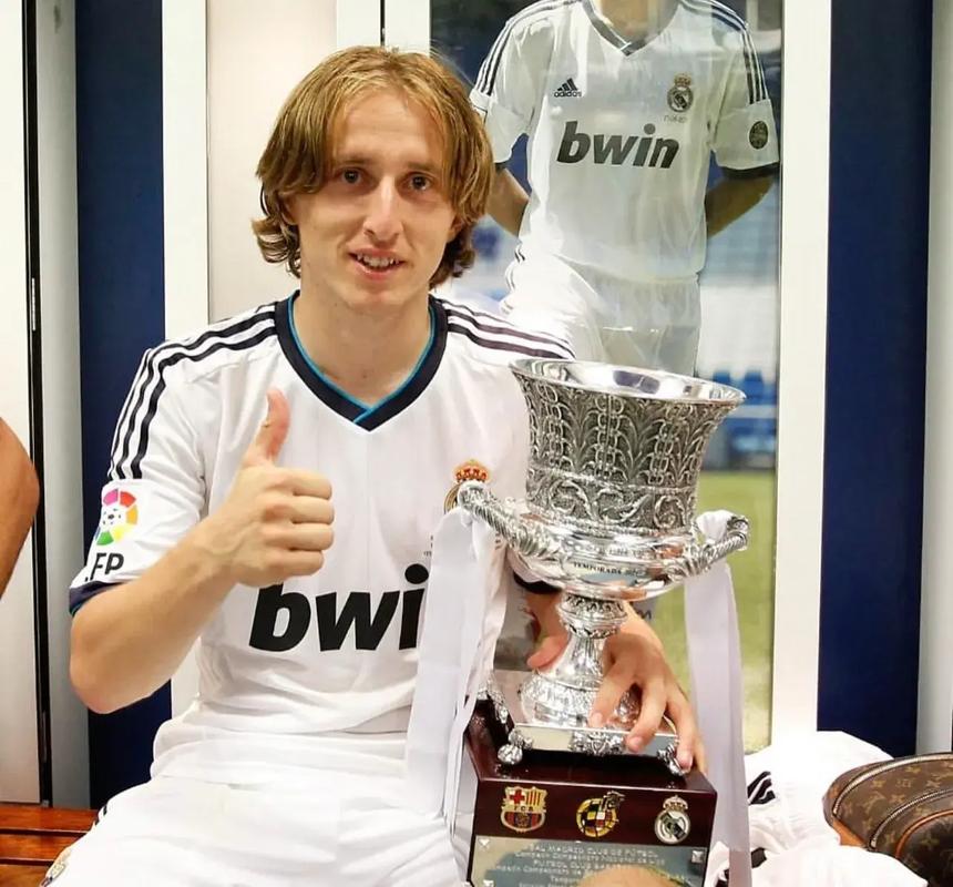 卡尔·瑞普肯在打破纪录后的那个夜晚，围着整个球场跑了一圈与球迷击掌